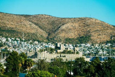 Gün batımında gökyüzü maviden kırmızıya dönerken bulutlar beliriyor.