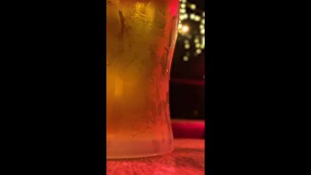 Pękająca Szklanka Piwa Stole Pubie Wysokiej Jakości Pionowe Nagrania Ultrahd — Wideo stockowe