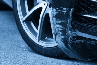 Hasarlı ön araba tamponu ve bir sürü çizik.