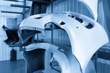 Garajda boya yaptıktan sonra araba tamirhanesinde takılan tamponlar.