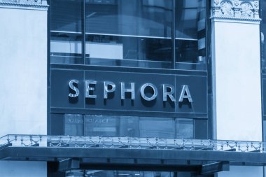 NEW YORK, ABD - 15 Mayıs 2019: Sephora mağazasının logosu. Sephora Fransız kişisel bakım ve güzellik zinciridir.