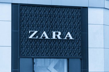 New York, ABD - 15 Mayıs 2019. Şehrin göbeğindeki Zara mağaza logosu. Zara İspanyol giyim ve aksesuar satıcısı.