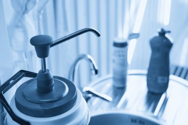 İşten sonra kirli ellerini sabunla yıka.