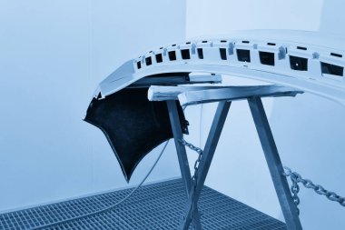 Makyaj yapıp tampona boya sürdükten sonra araba parçalarının olduğu profesyonel bir kutuda boya ve kurutma.