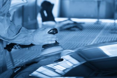 İş aletini tutan el cilası, araba cilası, oto tamirci arabası.