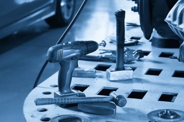 Otomobil tamirhanesinde araba tamir araçları.