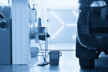 Araba atölyesinin zeminini temizlemek, işyerini temiz tutmak.