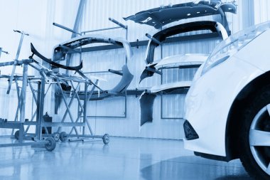 Garajda boya yaptıktan sonra araba tamirhanesinde takılan tamponlar.