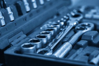 Araba tamircisi bir oto tamirhanesinde ayarlandı