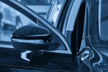 Siyah modern arabaların yakın çekimi. Yan ayna.