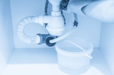 Lavabonun altındaki plastik borudan su sızıntısı