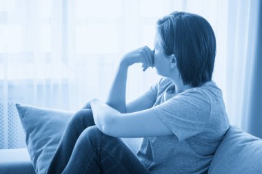 üzüntü kız evde kanepede oturuyor