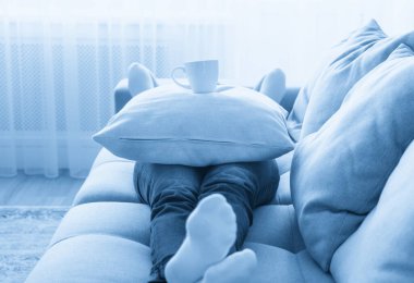 genç kadın onun kanepede rahatlatıcı