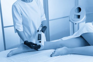 Plastik eldivenli kozmetolojistin son nokta terapisi yaptığına dair kısmi görüş.