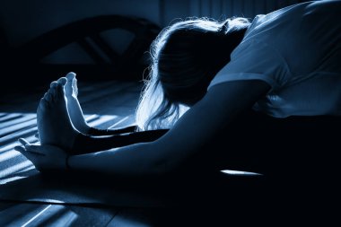 yoga pose sahilde oturup güzel bir genç kadının portresi