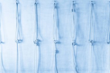 Stüdyo duvarında asılı yoga ipleri. Beyaz arka plan. Iyengar yoga malzemeleri.