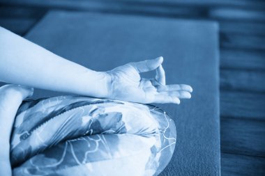 meditasyon Lotus pozisyonda oturan genç bir kadın