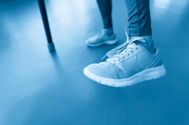 Genç, formda bir kadının spor salonunda vücut ölçüsüyle egzersiz yapması.