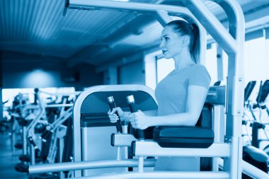 Karın kaslarını çalıştırmak ve bacak kaldırmak. Genç ve kaslı bir kadın spor yapıyor. Sağlık ve spor yaşam tarzı kavramı.