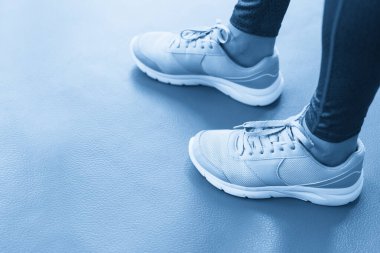 Spor salonunda ayakkabı bağcığını bağlayan kadınların ellerini yakından çek..