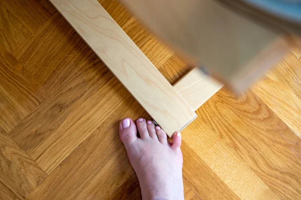 Mulher Bateu Móveis Com Dedo Mindinho Acidente Casa Lesão Dedo — Fotografia de Stock