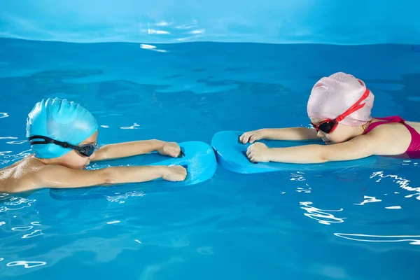 Mała Dziewczynka Uczy Się Pływać Krytym Basenie Deską Bilardu Lekcja — Zdjęcie stockowe