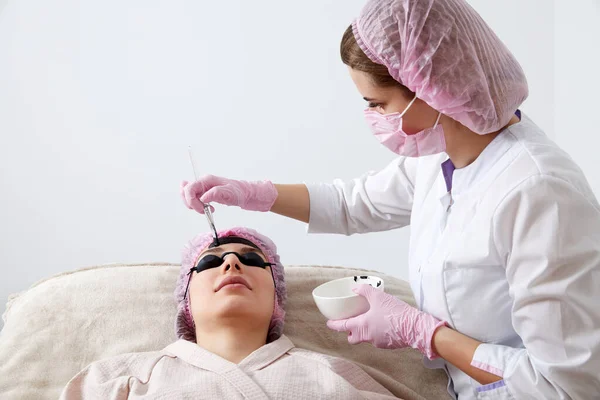 Carbon Peeling Beauty Salon Cosmetologist Applying Black Mask Face Beautiful — Fotografia de Stock