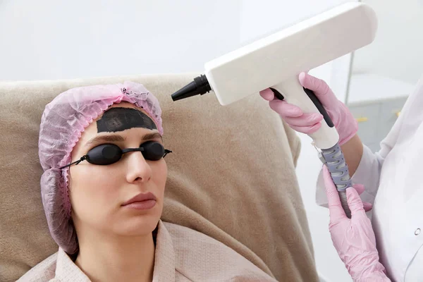 Carbon Peeling Beauty Salon Cosmetologist Applying Black Mask Face Beautiful — Fotografia de Stock