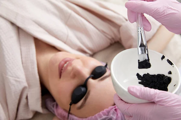 Carbon Peeling Beauty Salon Cosmetologist Applying Black Mask Face Beautiful — Foto de Stock