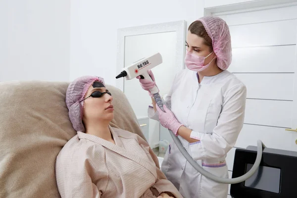Carbon Peeling Beauty Salon Cosmetologist Applying Black Mask Face Beautiful — Stock fotografie