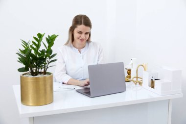 Kadın doktor, bilgisayarında video danışmanı hasta ile çevrimiçi görüşme yapıyor. Teletıp konsepti. Online doktor randevusu.