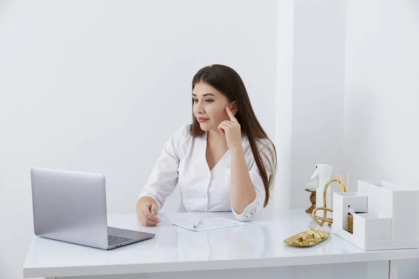 Kadın Doktorun Portresi Dizüstü Bilgisayarlı Ekranda Hastayla Konuşuyor Klinik Masasında — Stok fotoğraf
