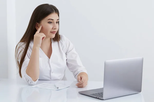 Kadın Doktorun Portresi Dizüstü Bilgisayarlı Ekranda Hastayla Konuşuyor Klinik Masasında — Stok fotoğraf