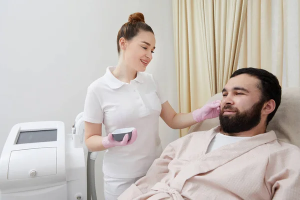 在美容院 胡子男子接受专业美容师的激光面部治疗 健康男子生活方式概念 — 图库照片#