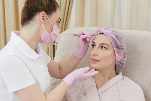 美容师在病人脸上画上记号 准备进行年轻化治疗 — 图库照片