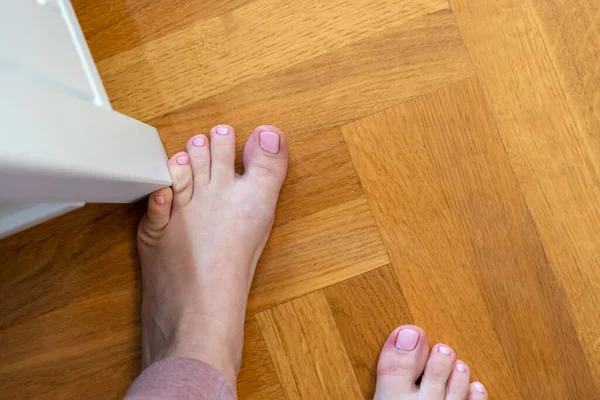 女人用小脚趾撞家具 在家里发生的意外小指小指受伤 — 图库照片