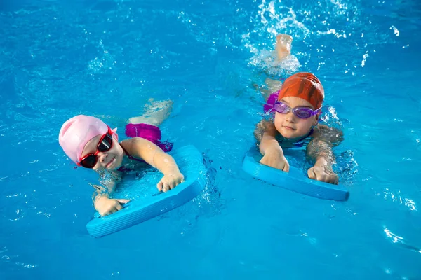 Dwie Małe Dziewczynki Uczą Się Pływać Basenie Dobrze Się Bawić — Zdjęcie stockowe