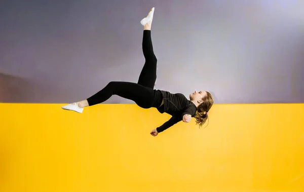아마추어 폴린에서 점프하고 운동하는 — 스톡 사진