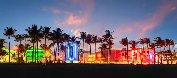 マイアミビーチオーシャンドライブのホテルやレストランは 日没時に 夜のヤシの木と都市のスカイライン サウスビーチのアールデコ調のナイトライフ — ストック写真