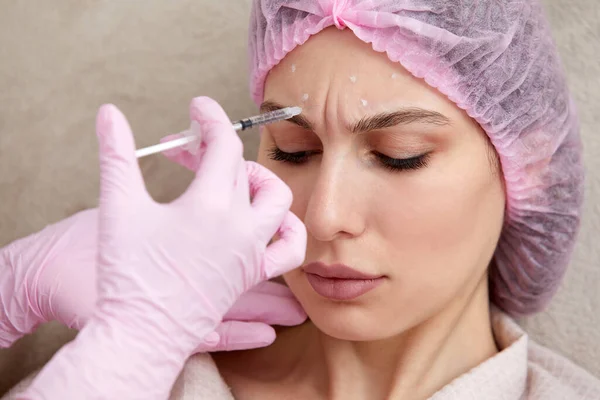 美容师通过注射美容品来完成提升过程 医生注射透明质酸作为面部恢复治疗 — 图库照片#