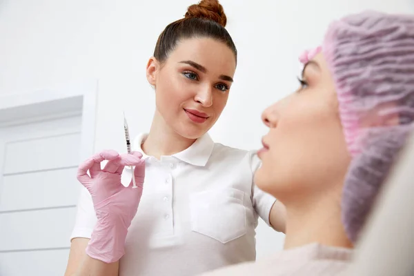美容師は美容注射を注射してリフト手順を実行します 顔の若返り治療としてヒアルロン酸を注入する医師 — ストック写真
