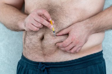 Kan inceltici konsept. Adam midesinde iğne yapıyor.