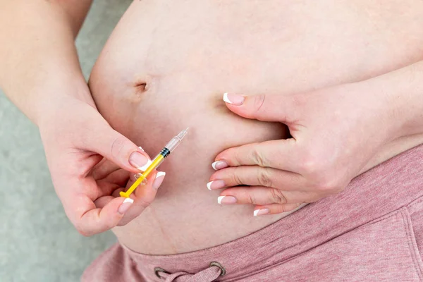 血液稀释剂的概念 怀孕妇女在腹部注射药物 — 图库照片#