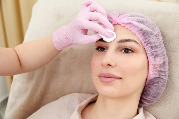 美容师通过注射美容品来完成提升过程 医生注射透明质酸作为面部恢复治疗 — 图库照片