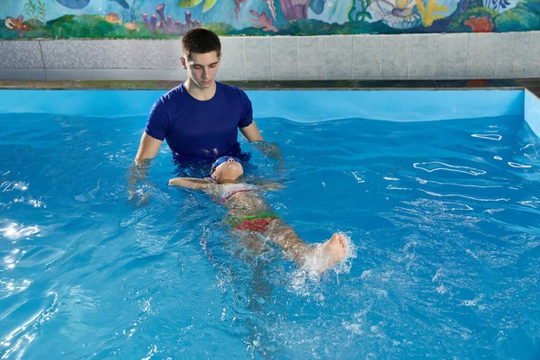 Małe Dziecko Uczy Się Pływać Basenie Nauczycielem — Zdjęcie stockowe