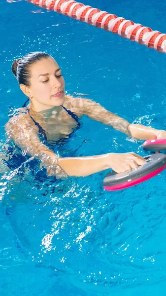 Jonge Vrouw Doet Water Aerobics Overdekt Zwembad — Stockfoto