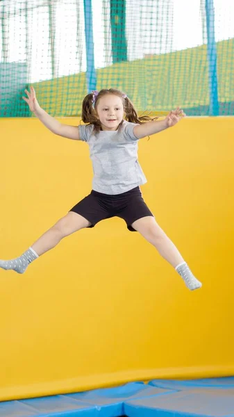Happy Girl Skoków Trampolinie Centrum Fitness — Zdjęcie stockowe