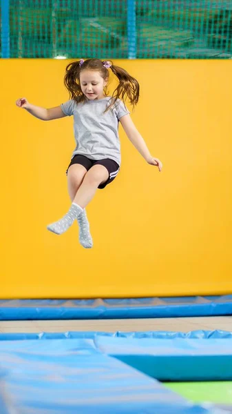 Gelukkig Kind Meisje Springen Trampoline Fitness Center — Stockfoto