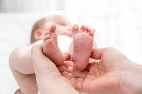 Las Manos Una Madre Los Pequeños Pies Bebé Encuentran Consuelo — Foto de Stock