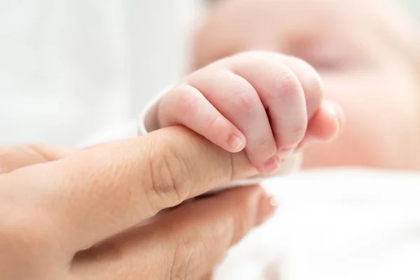 Sleeping Newborns Hand Delicately Wrapped Mothers Finger Symbolizing Love Security — Stock Photo, Image